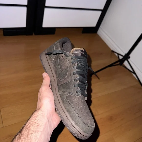 Travis Scott Jordan 1 low (brown velvet pre release)